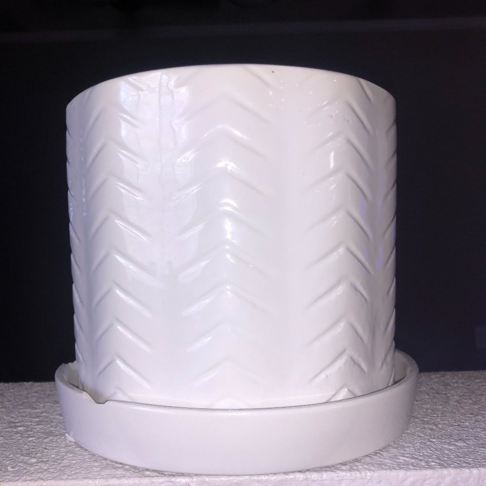 Modern home garden pot ; white with watering tray
